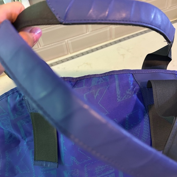 NIKE FAST3R CLASSIC SPORT WORKOUT LIGHTDUFFLE BAG Blue Purple And Red - Picture 7 of 15